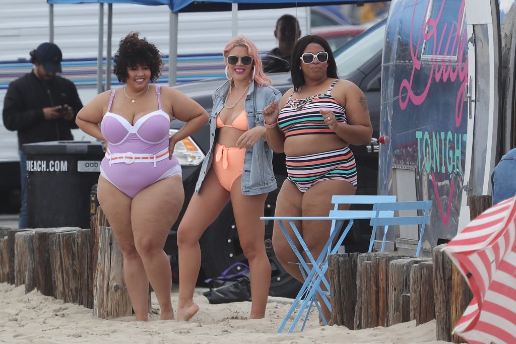 Thick Blonde MILF Busy Philipps Posing with Fatter Women on a Beach gallery, pic 20