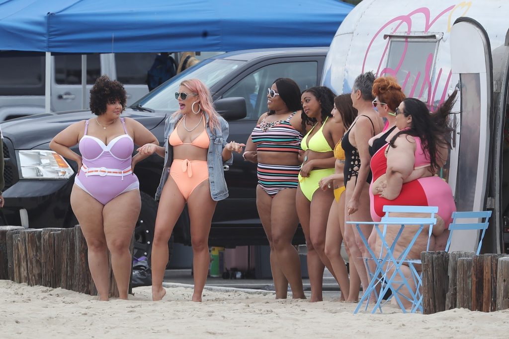 Thick Blonde MILF Busy Philipps Posing with Fatter Women on a Beach gallery, pic 26