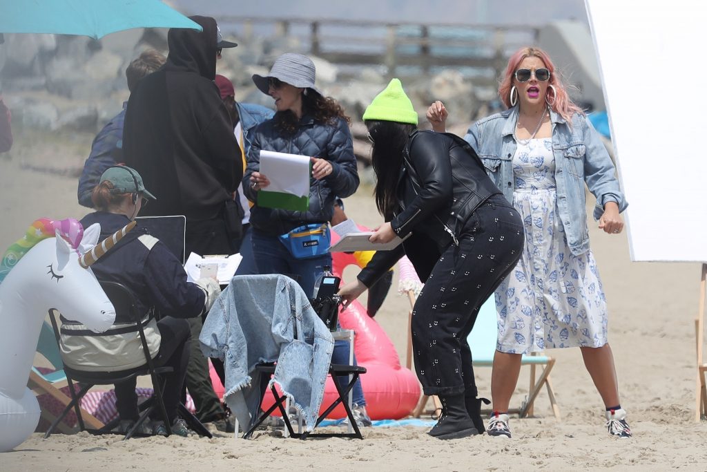 Thick Blonde MILF Busy Philipps Posing with Fatter Women on a Beach gallery, pic 30