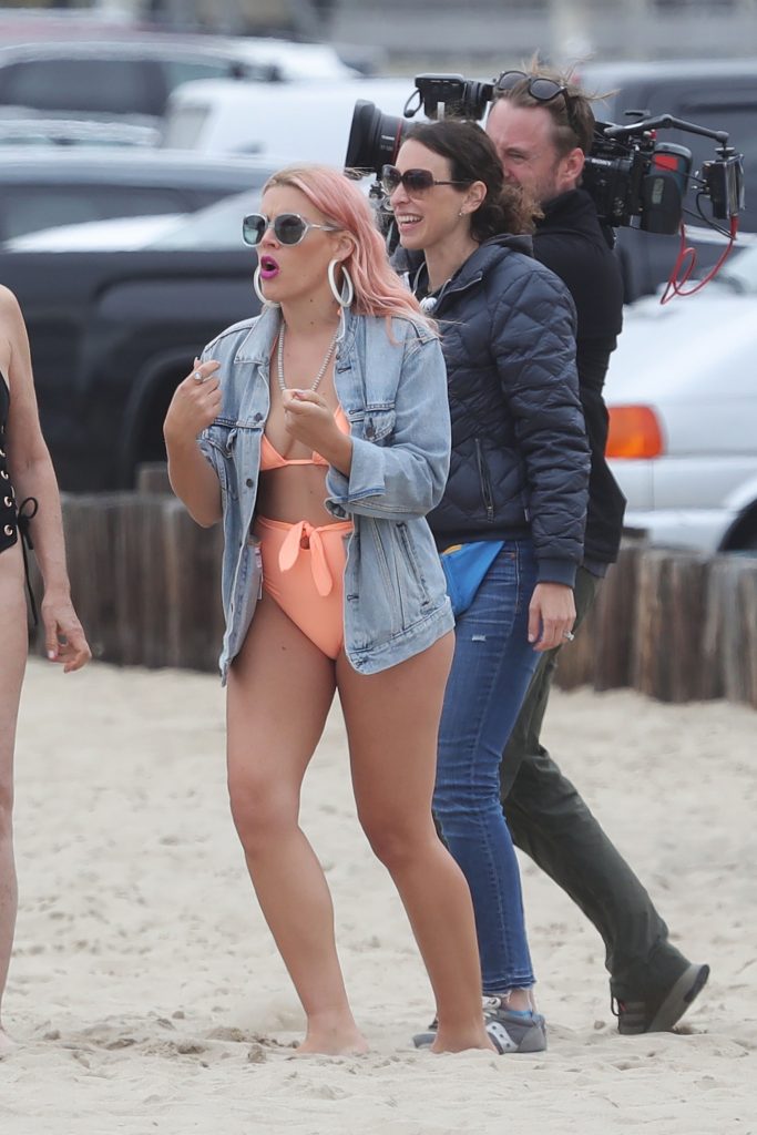 Thick Blonde MILF Busy Philipps Posing with Fatter Women on a Beach gallery, pic 36