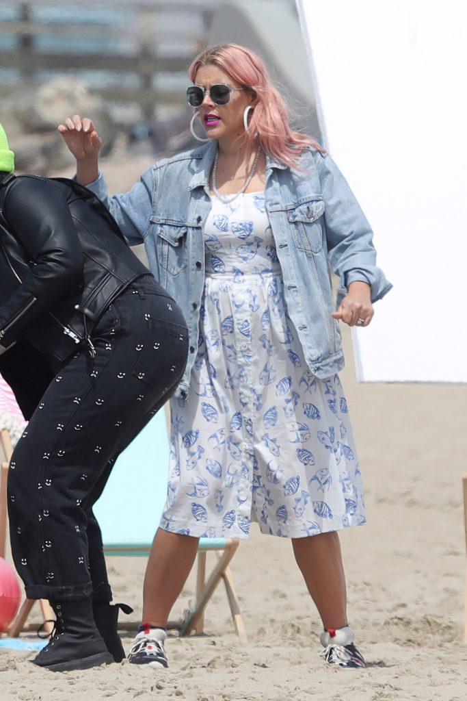 Thick Blonde MILF Busy Philipps Posing with Fatter Women on a Beach gallery, pic 44