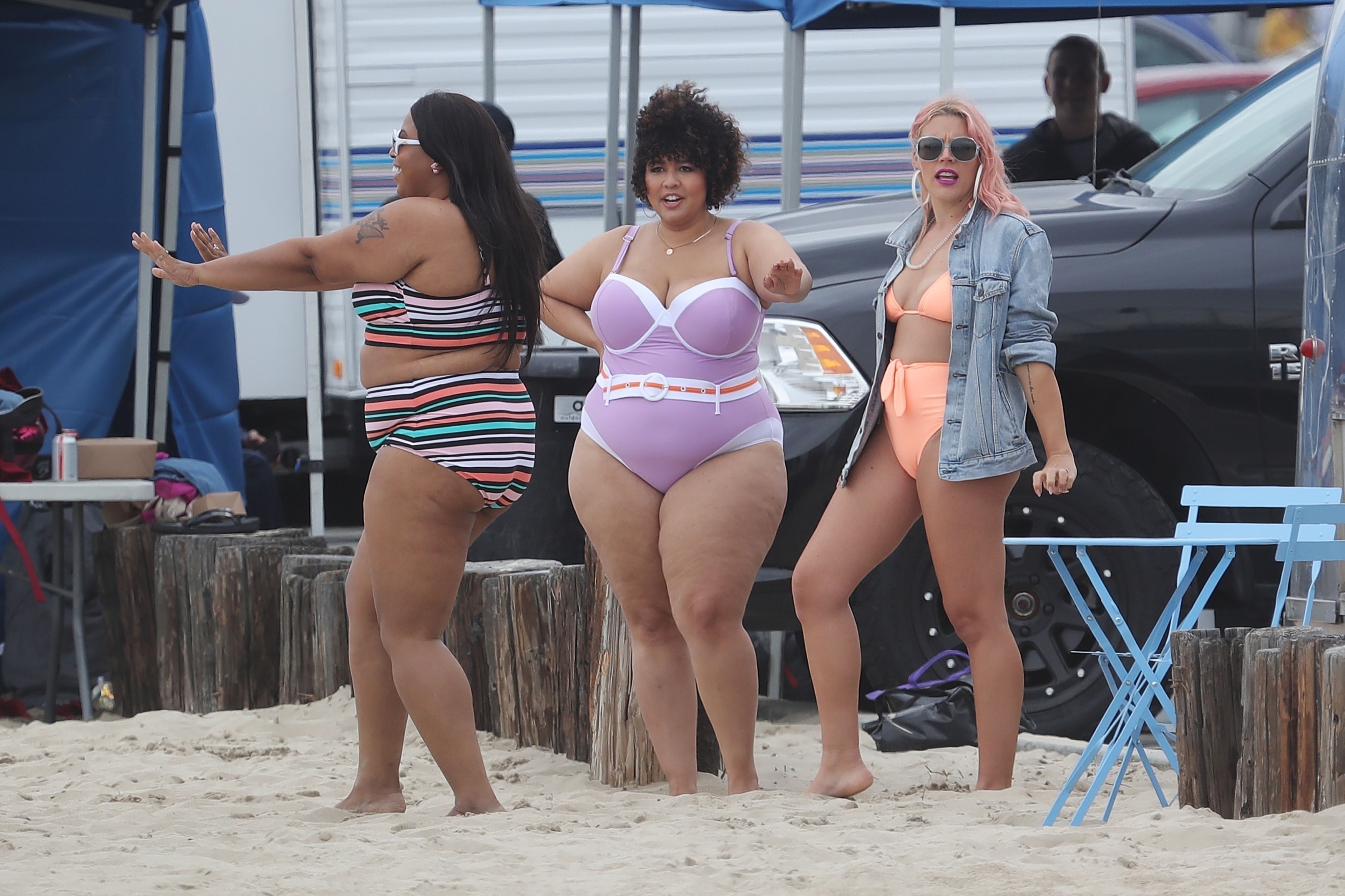 Скрытой камерой толстых баб. Три толстушки на пляже. Три толстых женщины.