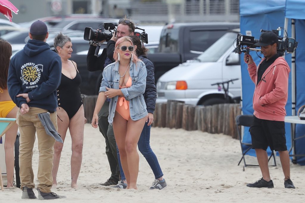 Thick Blonde MILF Busy Philipps Posing with Fatter Women on a Beach gallery, pic 56