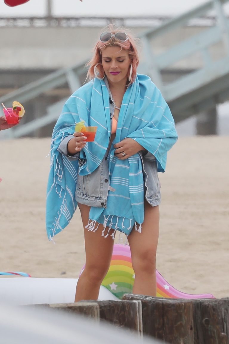 Thick Blonde Milf Busy Philipps Posing With Fatter Women On A Beach The Fappening