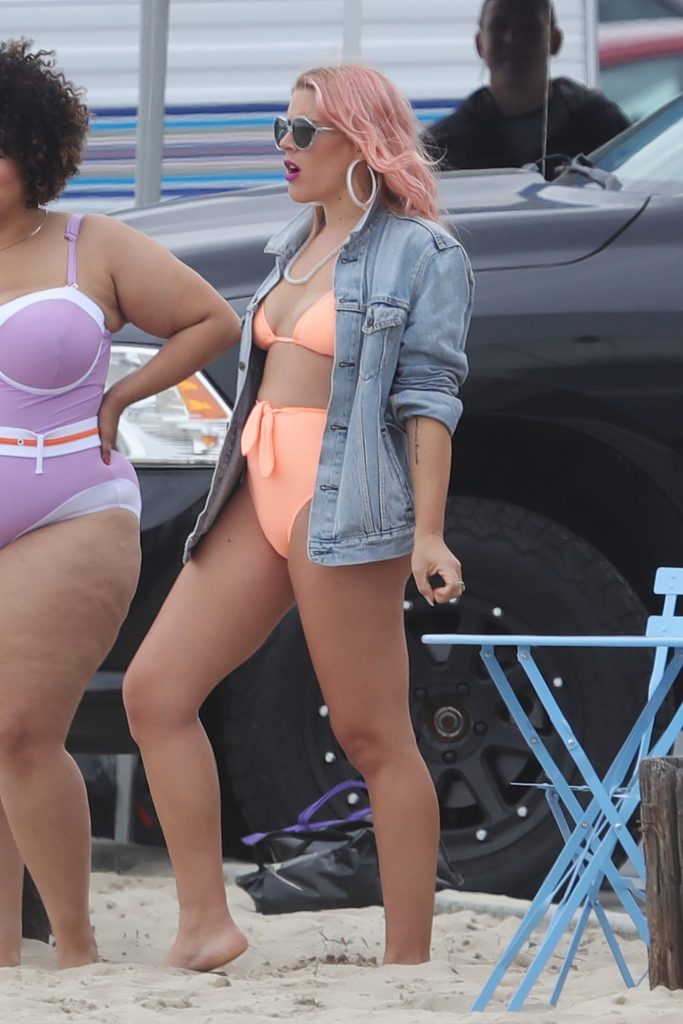 Thick Blonde MILF Busy Philipps Posing with Fatter Women on a Beach gallery, pic 6