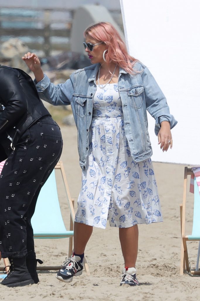 Thick Blonde MILF Busy Philipps Posing with Fatter Women on a Beach gallery, pic 64