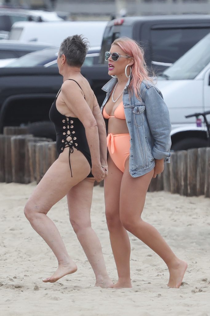 Thick Blonde MILF Busy Philipps Posing with Fatter Women on a Beach gallery, pic 68