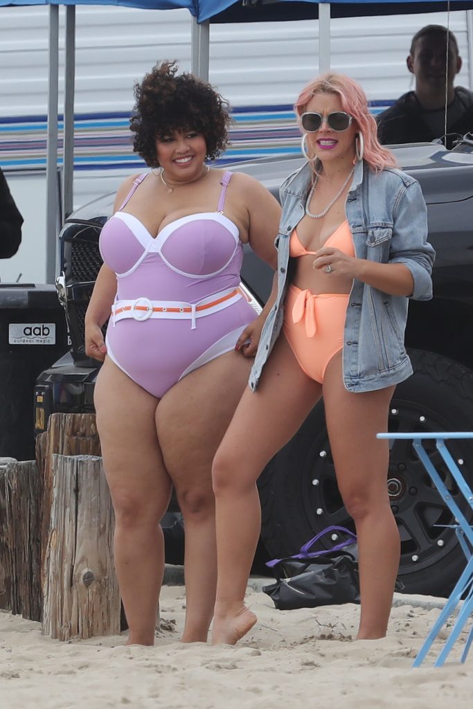 Thick Blonde MILF Busy Philipps Posing with Fatter Women on a Beach gallery, pic 70