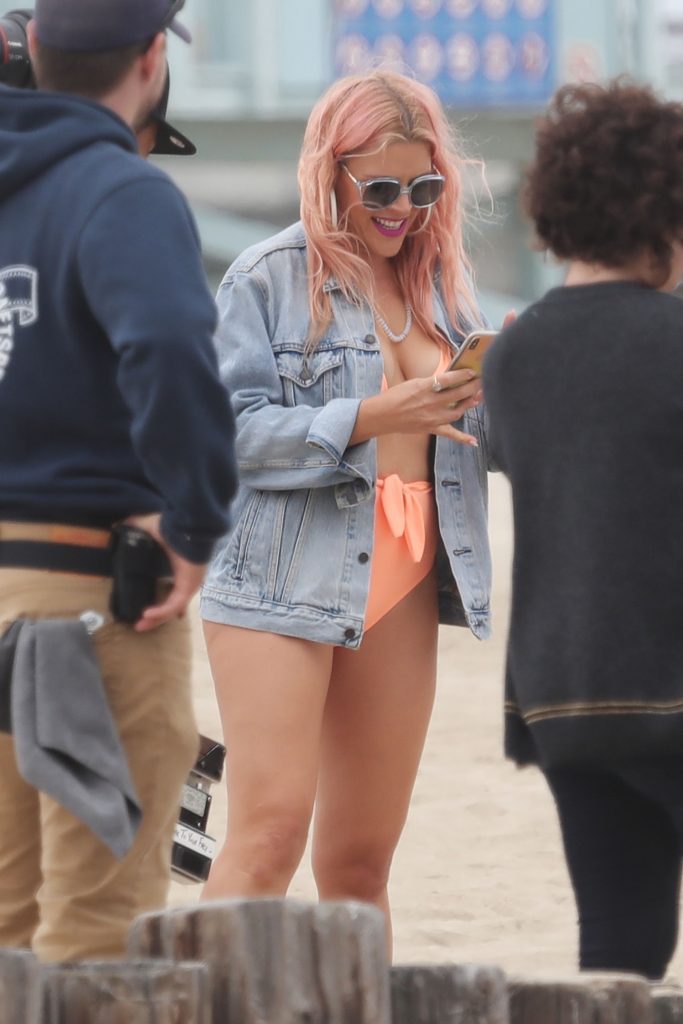 Thick Blonde MILF Busy Philipps Posing with Fatter Women on a Beach gallery, pic 76