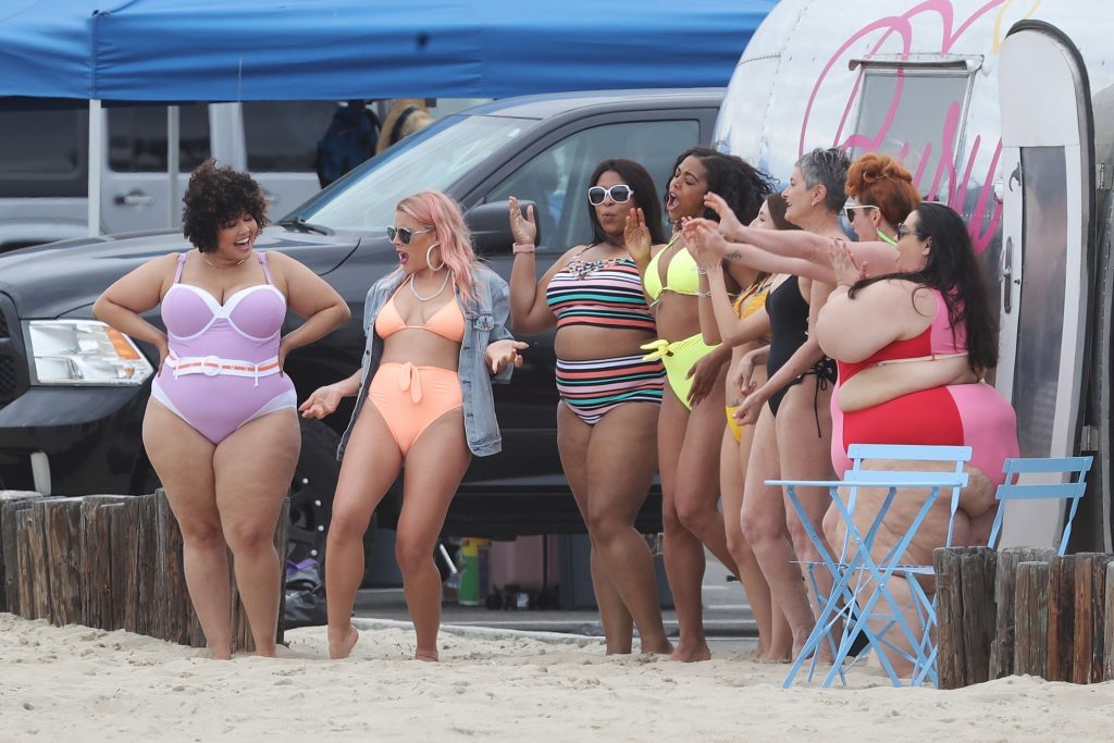 Thick Blonde MILF Busy Philipps Posing with Fatter Women on a Beach gallery, pic 12
