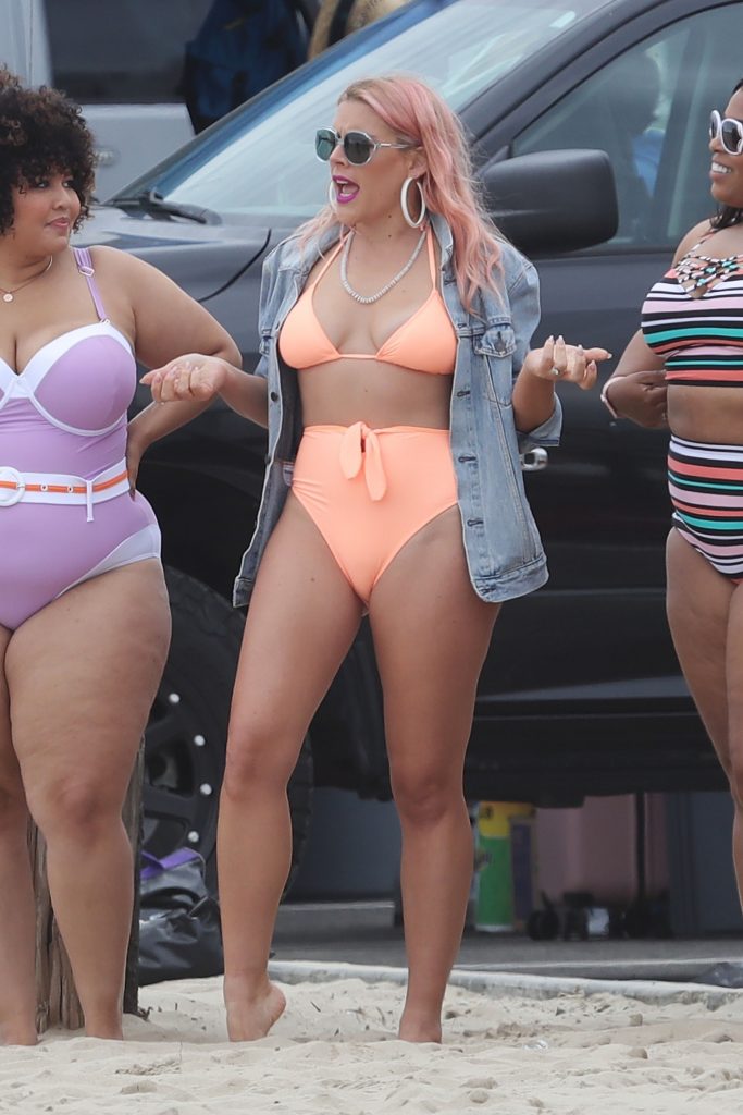 Thick Blonde MILF Busy Philipps Posing with Fatter Women on a Beach gallery, pic 14