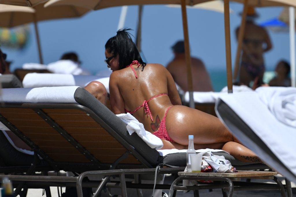 Curvaceous Brunette Stephanie Rao Showing Her Ass on a Beach gallery, pic 48