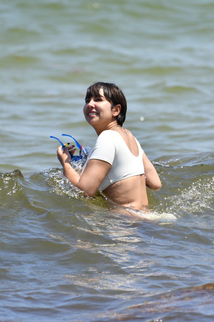 Voluptuous Brunette Jackie Cruz Shows Her Body in a Bikini gallery, pic 26