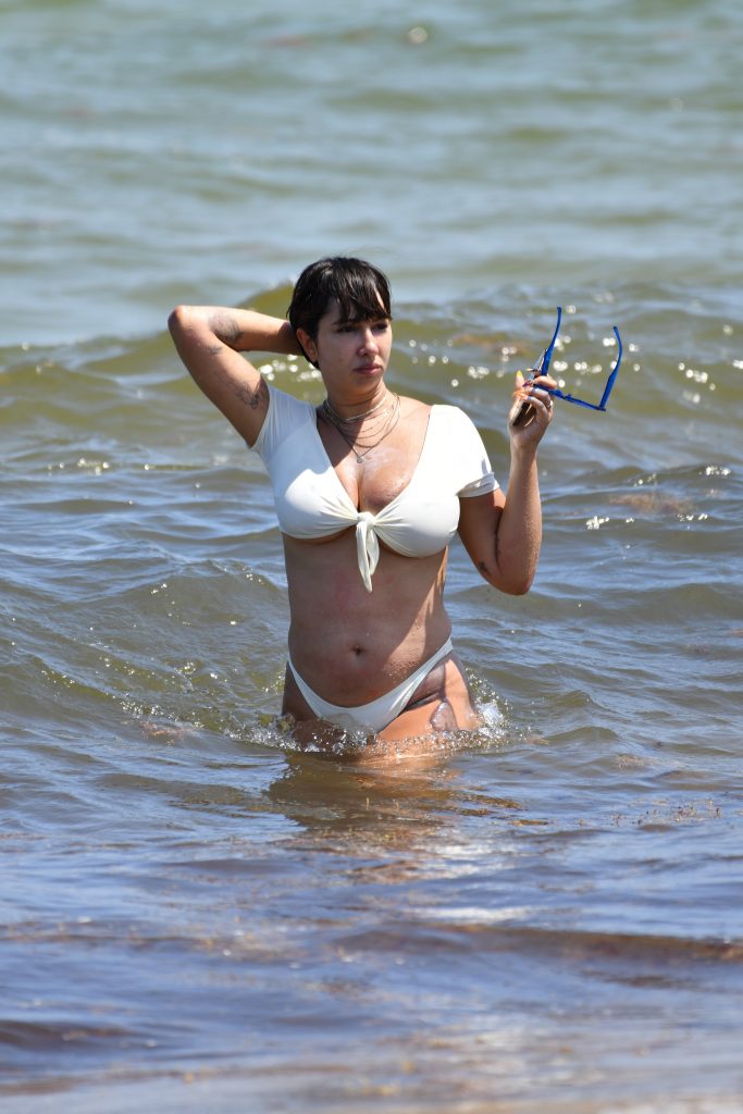 Voluptuous Brunette Jackie Cruz Shows Her Body in a Bikini gallery, pic 36