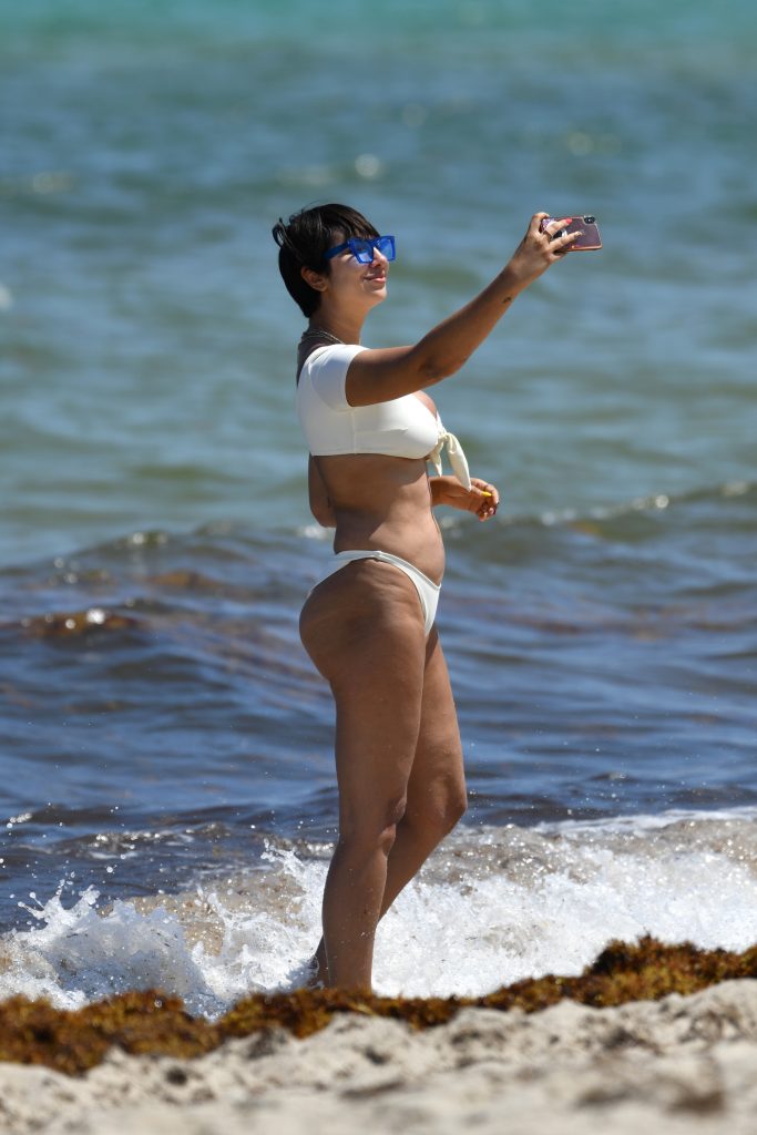 Voluptuous Brunette Jackie Cruz Shows Her Body in a Bikini gallery, pic 4