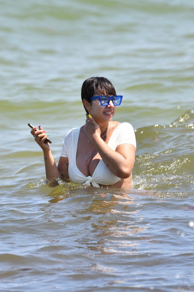 Voluptuous Brunette Jackie Cruz Shows Her Body in a Bikini gallery, pic 40