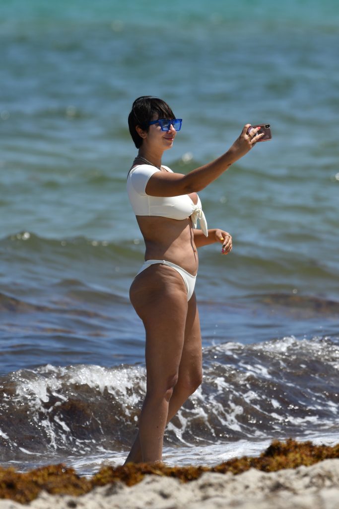 Voluptuous Brunette Jackie Cruz Shows Her Body in a Bikini gallery, pic 8