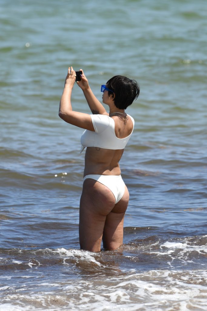 Voluptuous Brunette Jackie Cruz Shows Her Body in a Bikini gallery, pic 10