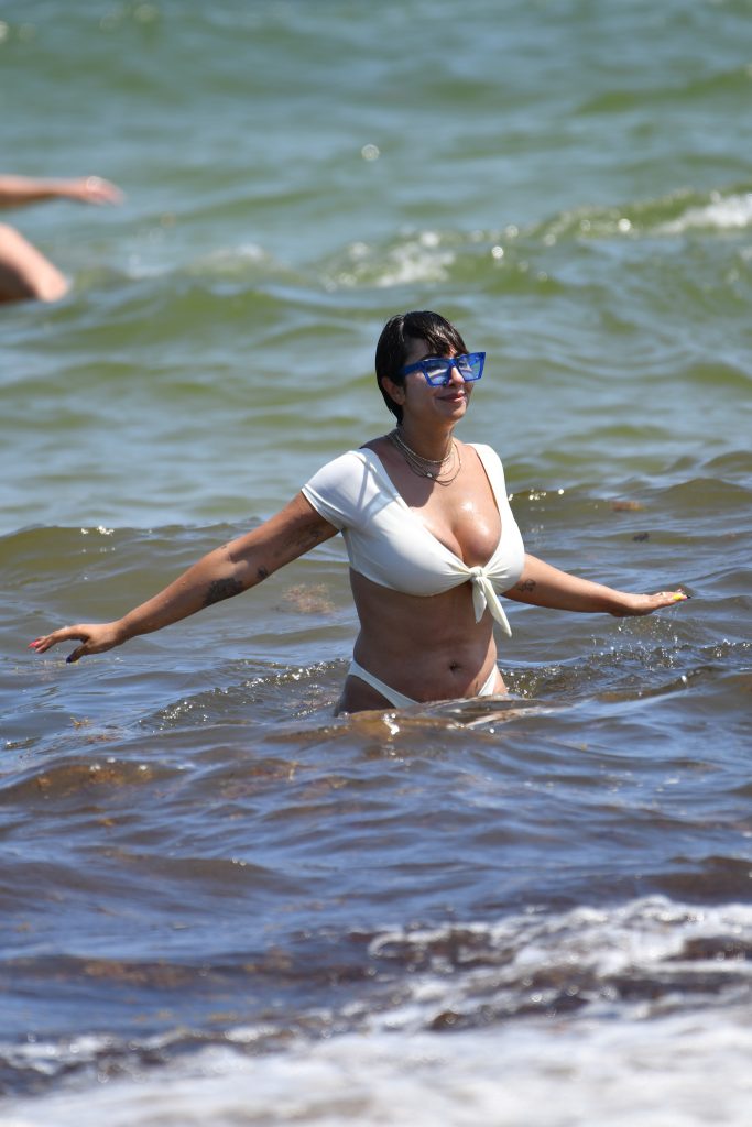 Voluptuous Brunette Jackie Cruz Shows Her Body in a Bikini gallery, pic 102