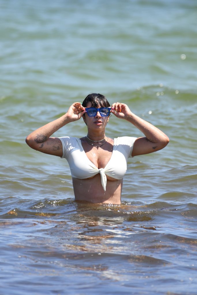 Voluptuous Brunette Jackie Cruz Shows Her Body in a Bikini gallery, pic 112