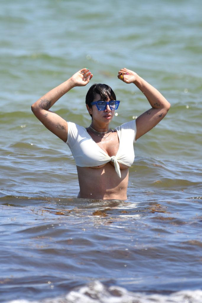 Voluptuous Brunette Jackie Cruz Shows Her Body in a Bikini gallery, pic 114