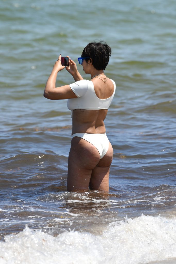 Voluptuous Brunette Jackie Cruz Shows Her Body in a Bikini gallery, pic 12