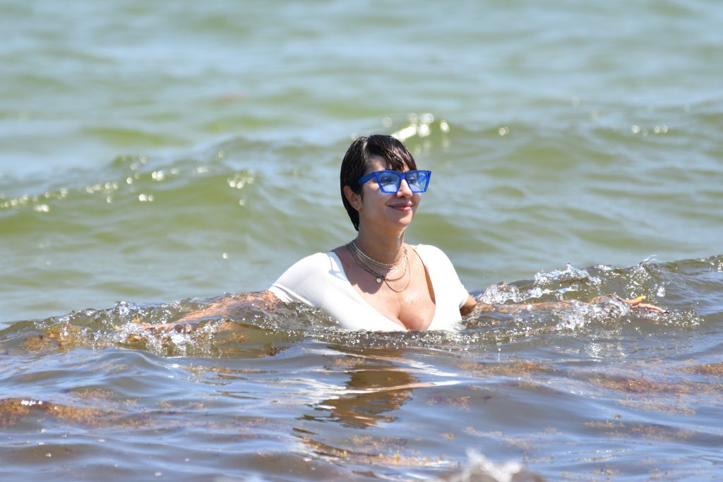 Voluptuous Brunette Jackie Cruz Shows Her Body in a Bikini gallery, pic 126