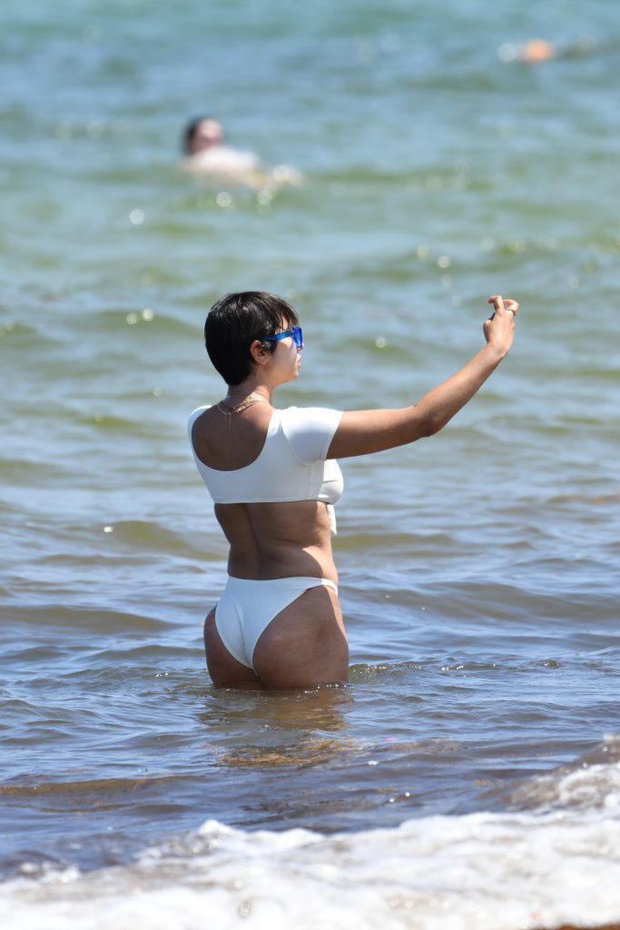 Voluptuous Brunette Jackie Cruz Shows Her Body in a Bikini gallery, pic 16