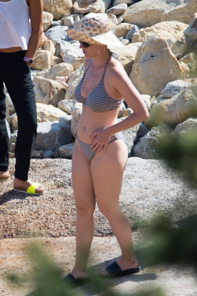 Busty Superstar Katy Perry Showing Her Bikini Body in Ibiza gallery, pic 4