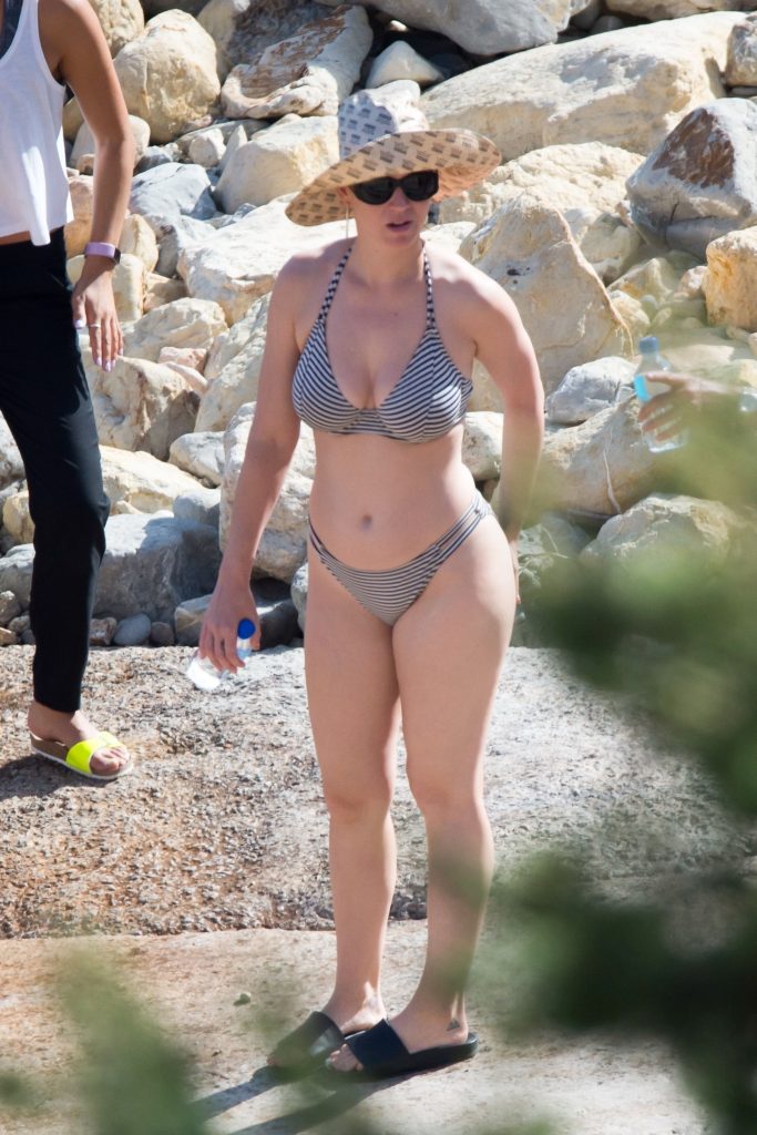 Busty Superstar Katy Perry Showing Her Bikini Body In