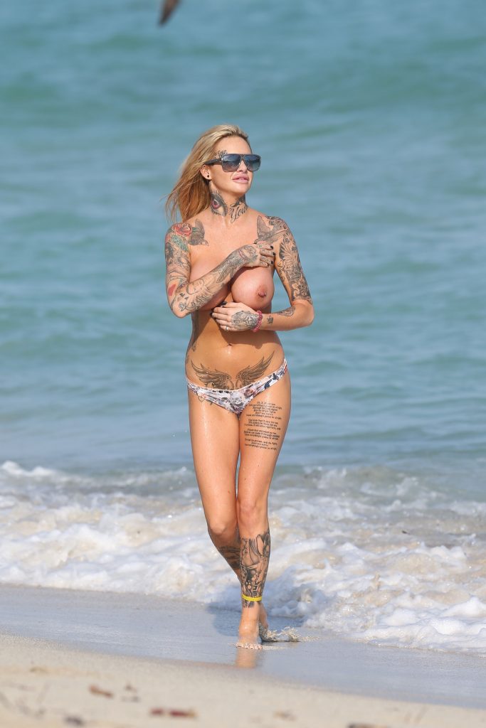Topless Jemma Lucy Shows Her Big Fake Boobs on a Beach in Miami gallery, pic 12