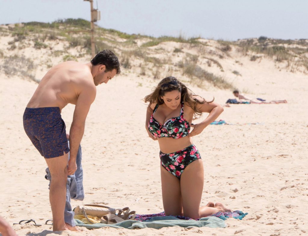 Brunette Babe Kelly Brook Shows Her Bikini Body in Portugal  gallery, pic 4
