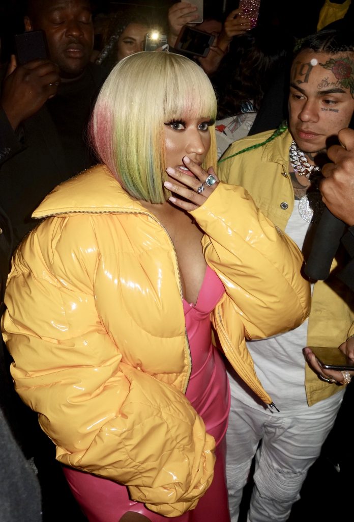 Nicki Minaj Wears a Pink Dress and Shows Off Her Big Boobies gallery, pic 4