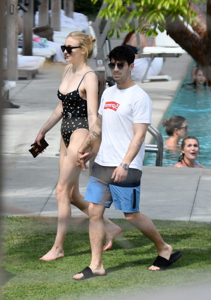 Smoldering Blonde Sophie Turner Wearing a Tight Black Swimsuit gallery, pic 10