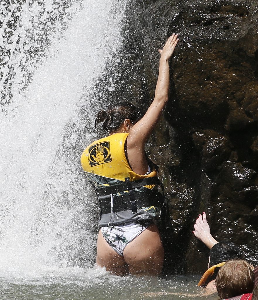 Celebrity MILF Eva Longoria Shows Her Big Beautiful Butt in Hawaii gallery, pic 8