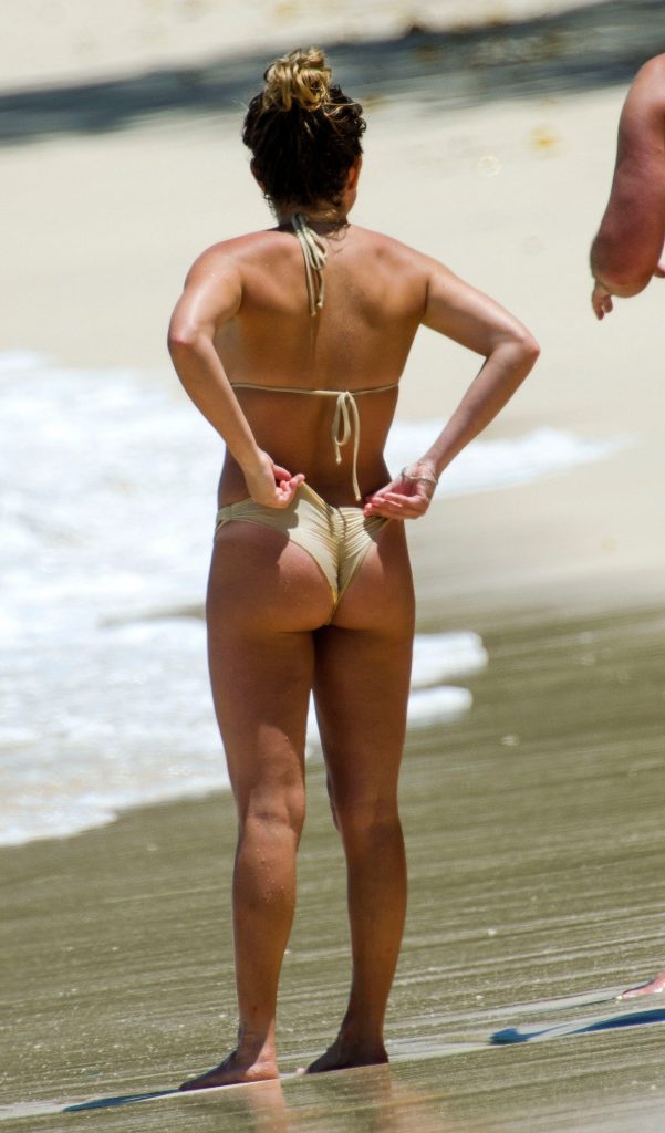 Bikini-Clad “Love Island” Star Zara Holland Having Fun in the Sun gallery, pic 50