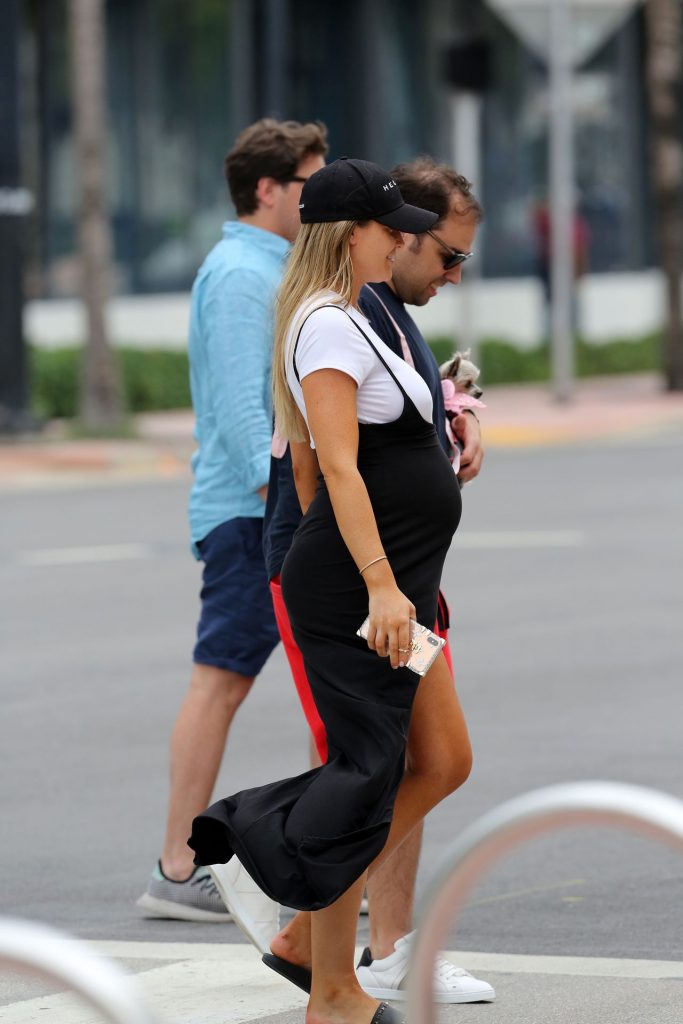 Very Pregnant Samantha Hoopes Walking Around with No Bra On gallery, pic 34