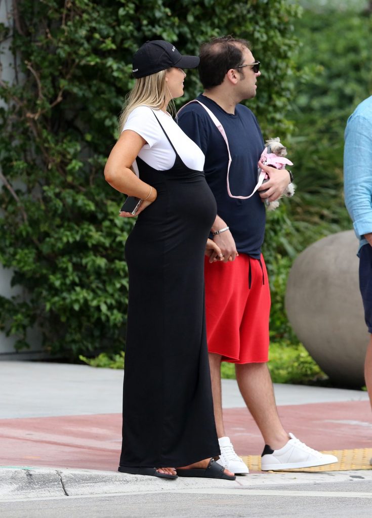 Very Pregnant Samantha Hoopes Walking Around with No Bra On gallery, pic 12