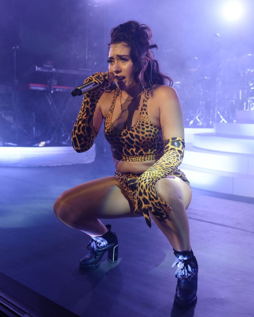 Sexy Singer Kali Uchis Shows Her Body During a Great Performance gallery, pic 6