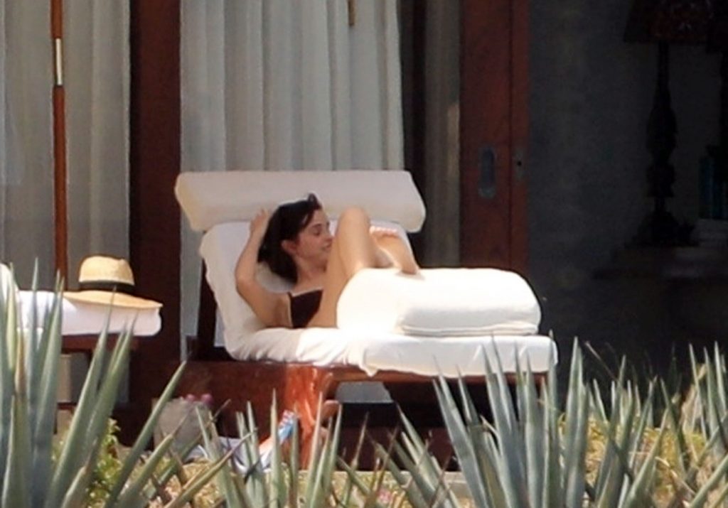 Bikini-Clad Emma Watson Hanging Out with Her Beefy Boyfriend gallery, pic 42