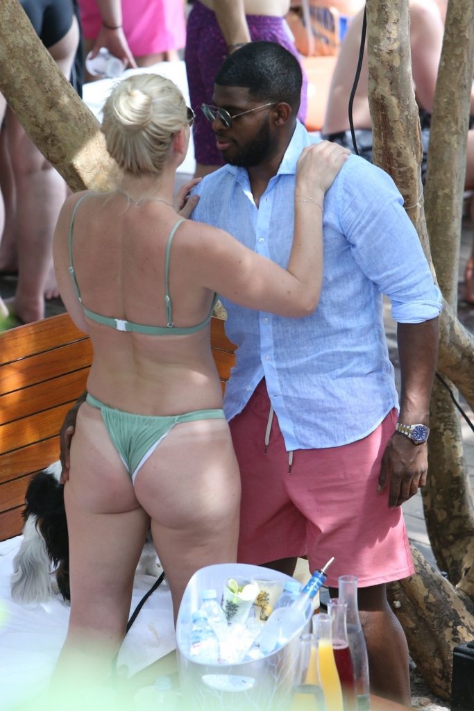 Bikini-Clad Lindsey Vonn Looking Sexy at a Pool Party in Miami gallery, pic 20