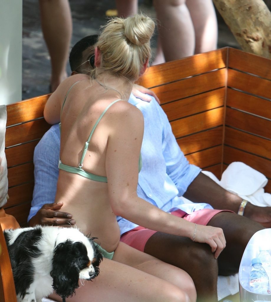 Bikini-Clad Lindsey Vonn Looking Sexy at a Pool Party in Miami gallery, pic 28