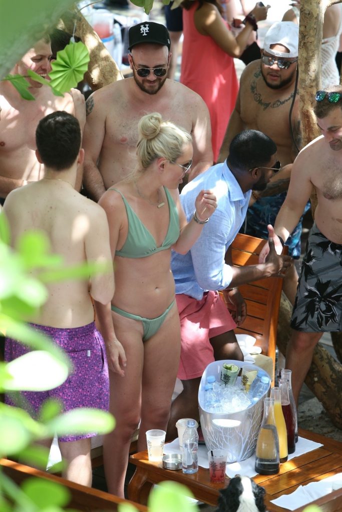 Bikini-Clad Lindsey Vonn Looking Sexy at a Pool Party in Miami gallery, pic 44