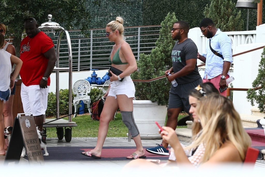 Bikini-Clad Lindsey Vonn Looking Sexy at a Pool Party in Miami gallery, pic 88