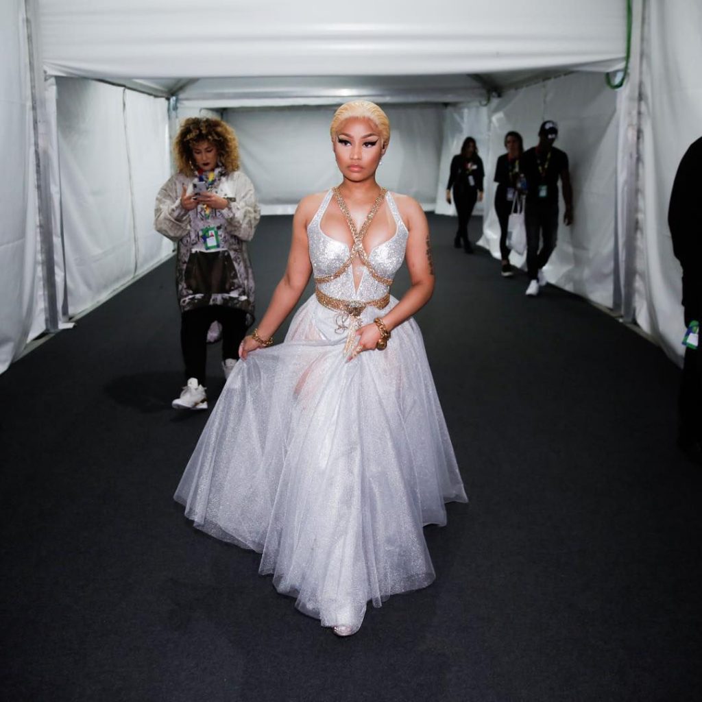 Voluptuous Blonde Nicki Minaj Shows It All in a Sexy Dress gallery, pic 20