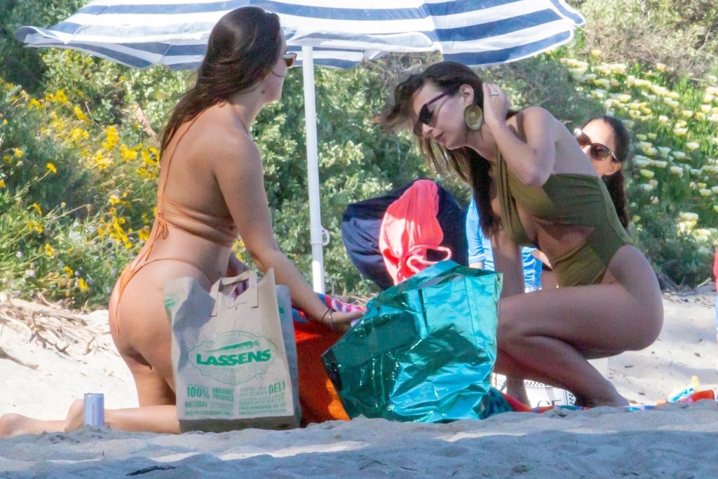 It-Girl Emily Ratajkowski Shows Her Ass in a Sexy Swimsuit gallery, pic 128