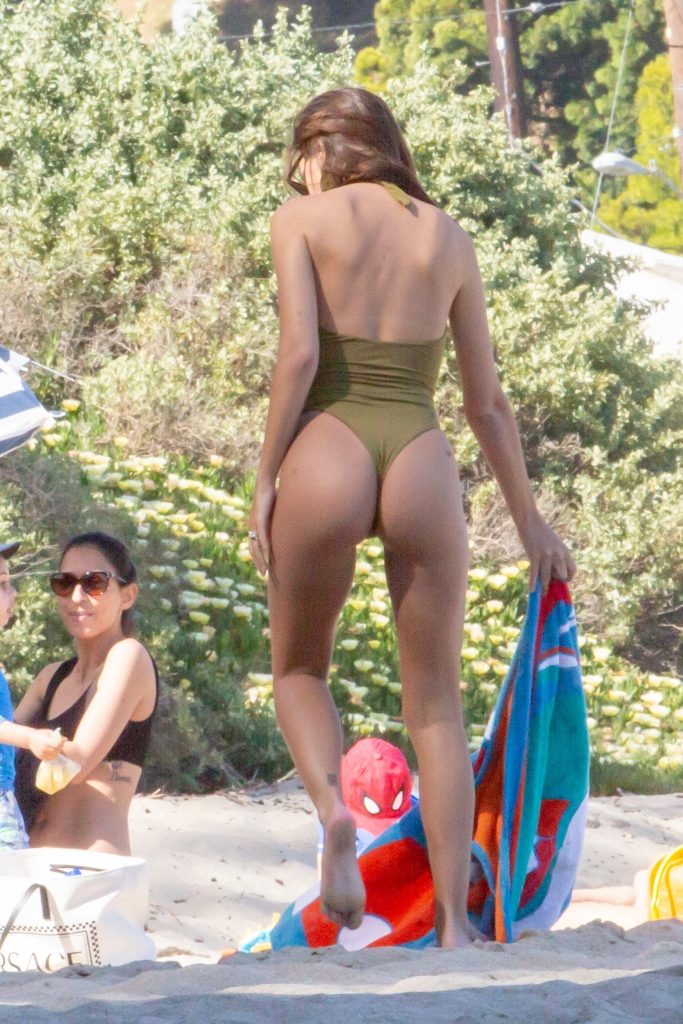 It-Girl Emily Ratajkowski Shows Her Ass in a Sexy Swimsuit gallery, pic 182