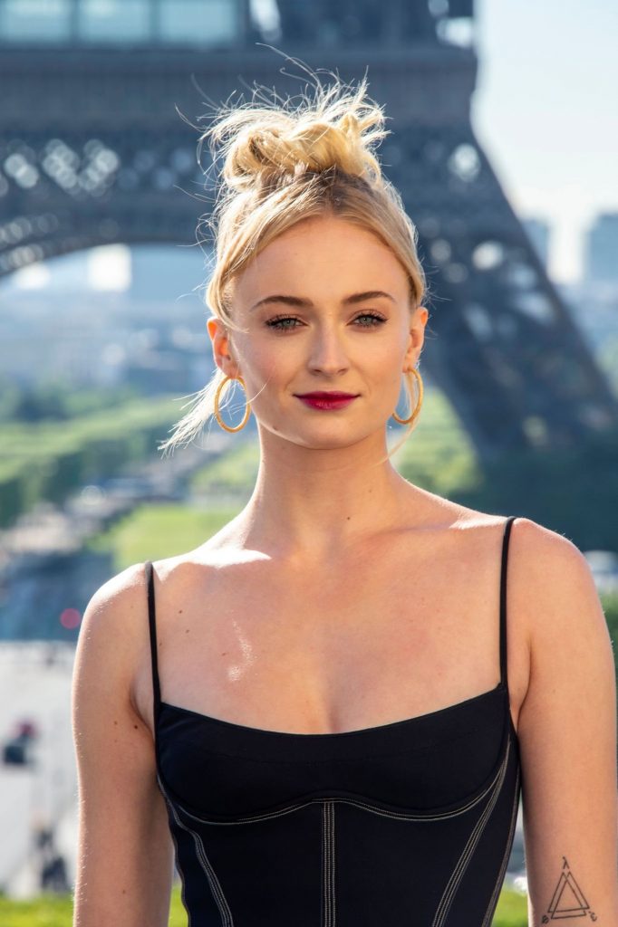 Sophie Turner Looks Divine While Posing a Breezy Black Dress gallery, pic 16