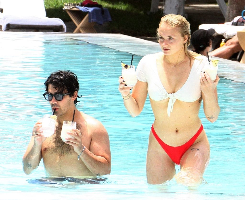 Sophie Turner Happily Making Out with Her BF in the Swimming Pool gallery, pic 20