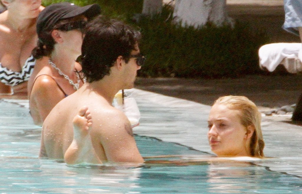 Sophie Turner Happily Making Out with Her BF in the Swimming Pool gallery, pic 22